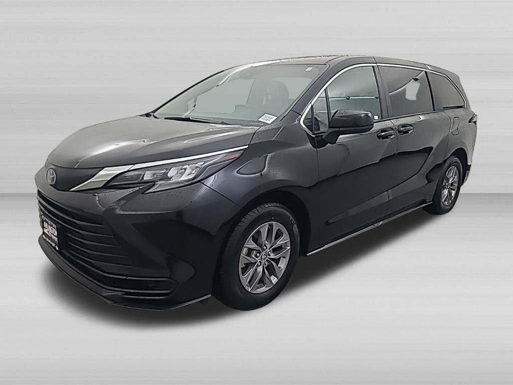 Used 2025 Toyota Sienna LE FWD image 9