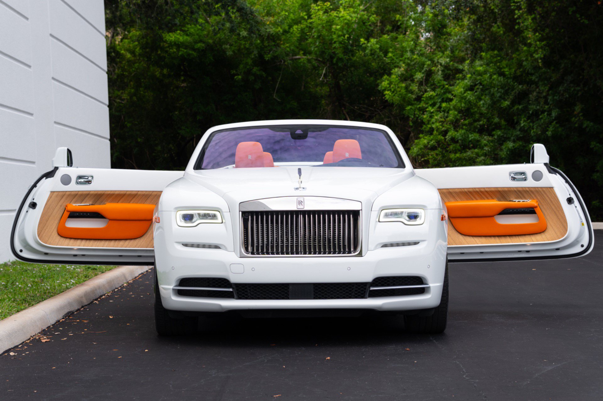 Used 2017 Rolls-Royce Dawn RWD image 2