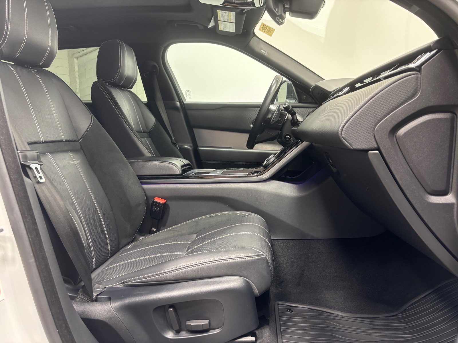 Used 2019 Land Rover Range Rover Velar R-Dynamic SE AWD/4WD image 31