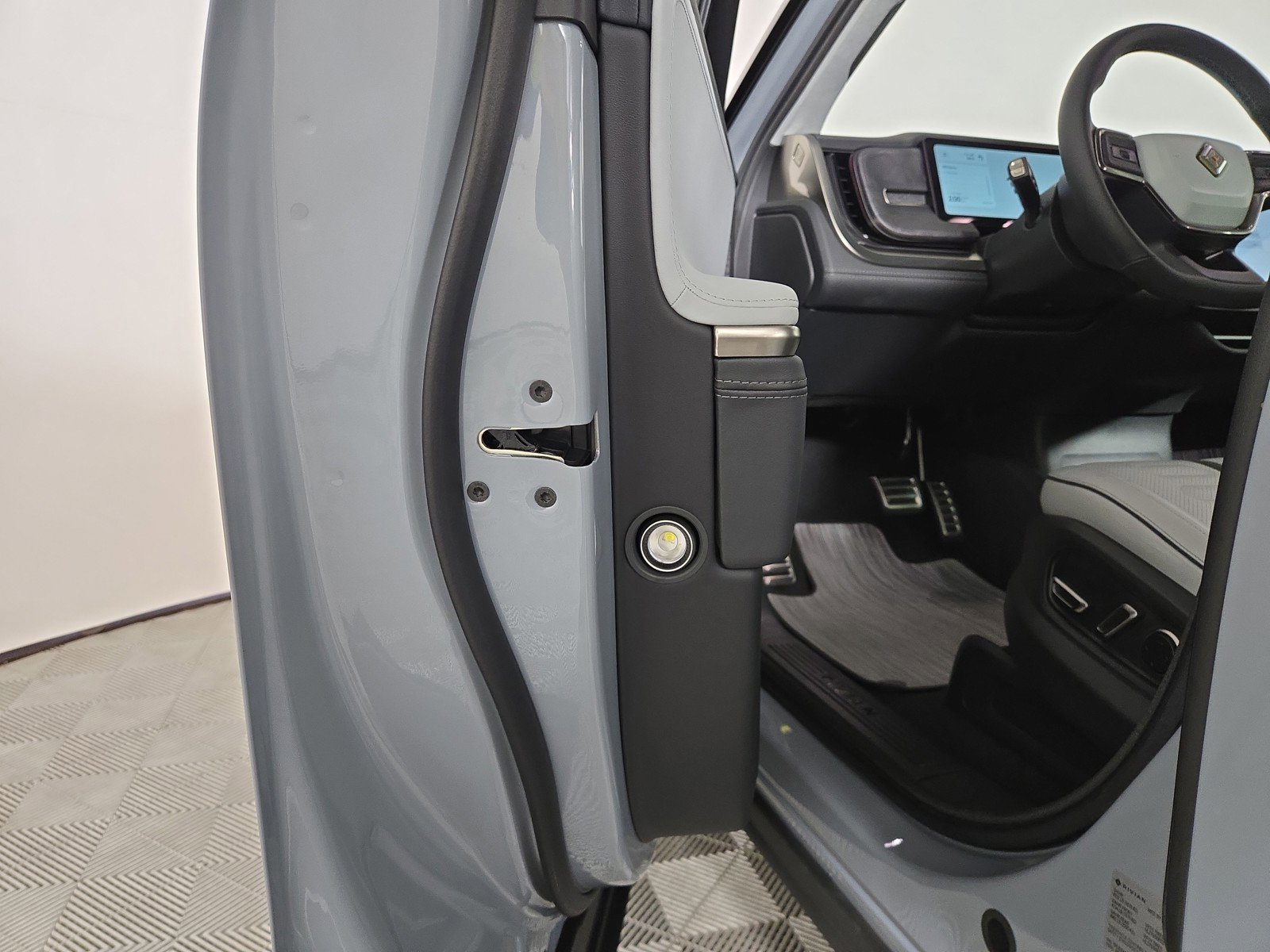 Used 2024 Rivian R1S Adventure AWD/4WD image 32