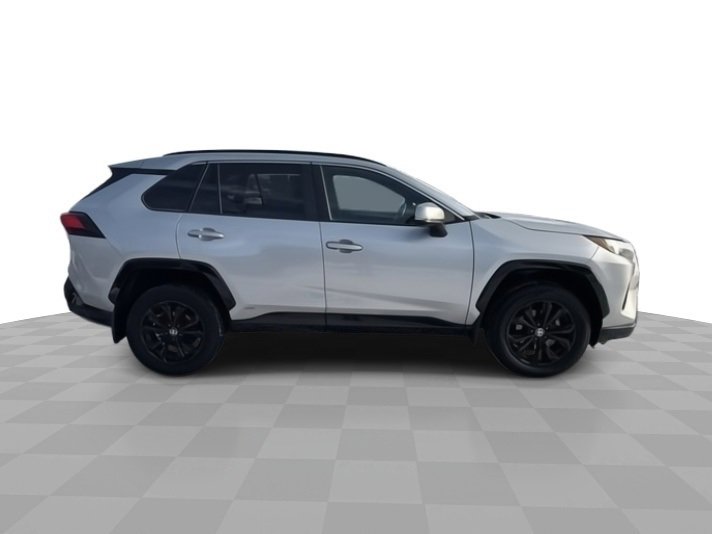 Used 2022 Toyota RAV4 SE image 9