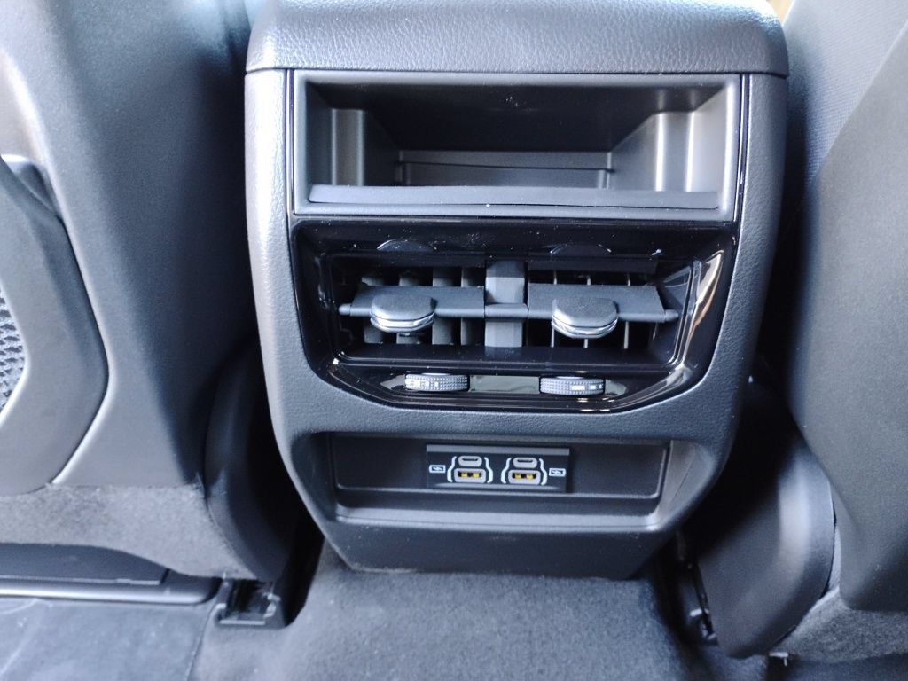 New 2026 Jeep Grand Cherokee Laredo w/ Trailer Tow Package AWD/4WD image 18
