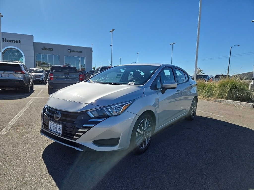 Used 2023 Nissan Versa SV image 4
