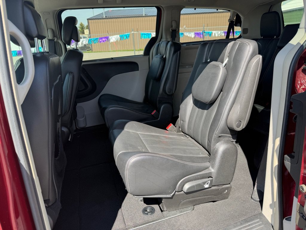 Used 2015 Chrysler Town & Country Touring FWD image 24
