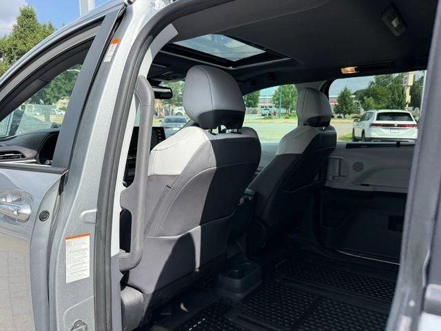 Used 2024 Toyota Sienna XSE FWD image 15