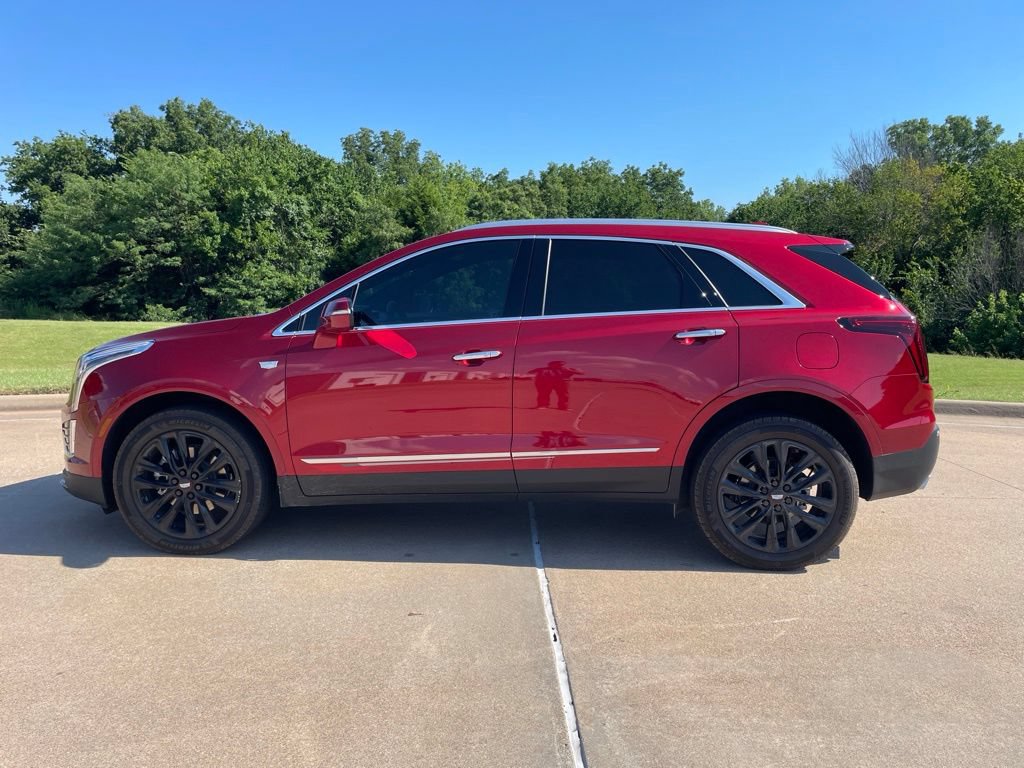 Used 2025 Cadillac XT5 Luxury w/ LPO, Red Accent Package AWD/4WD image 2