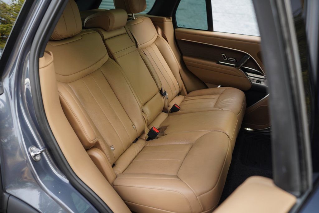 Used 2025 Land Rover Range Rover SE image 26