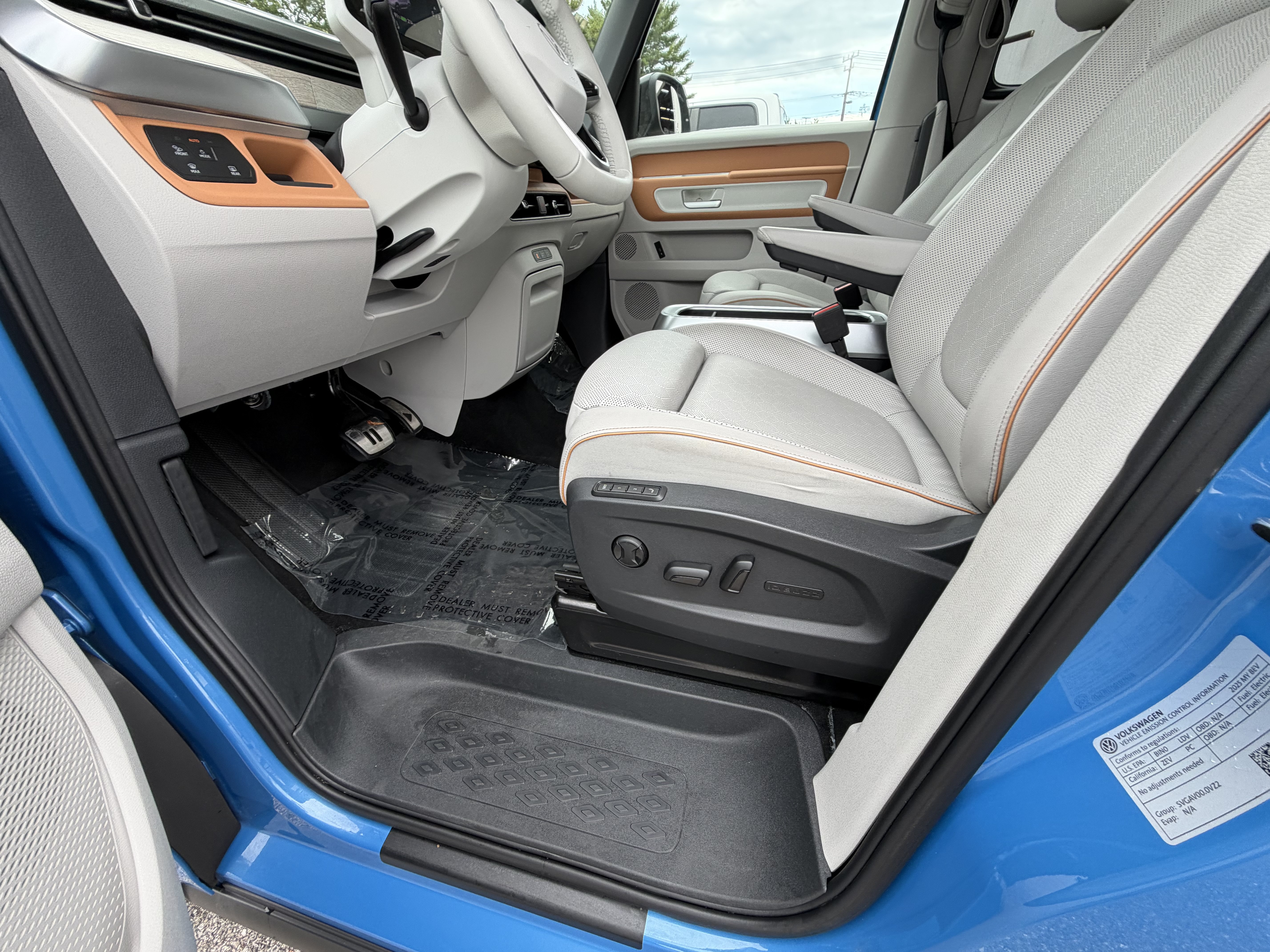 Used 2025 Volkswagen ID. Buzz 1st Edition RWD image 10
