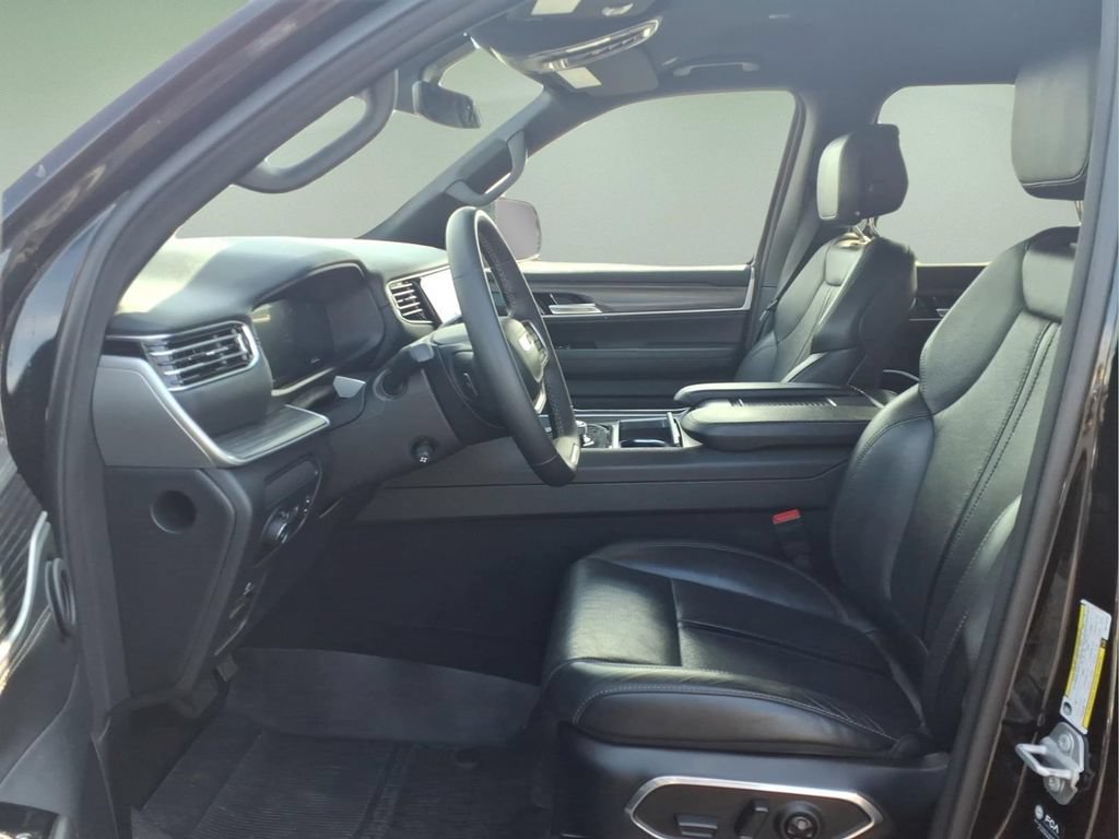 Used 2024 Jeep Wagoneer Series III AWD/4WD image 4