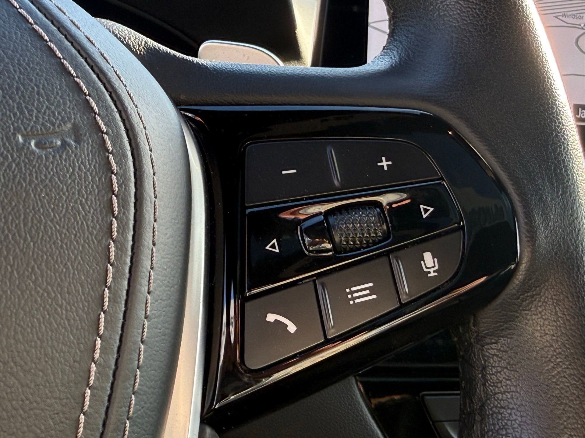 Used 2023 BMW 530e xDrive w/ Premium Package image 37