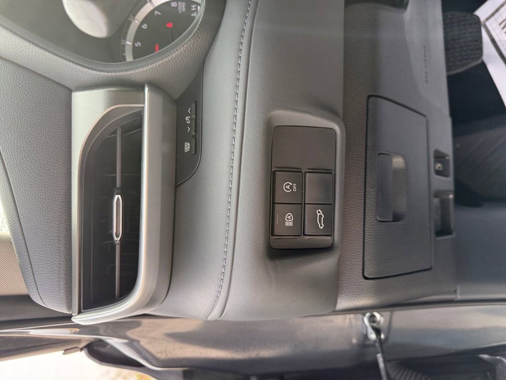 Used 2024 Toyota Highlander LE image 20