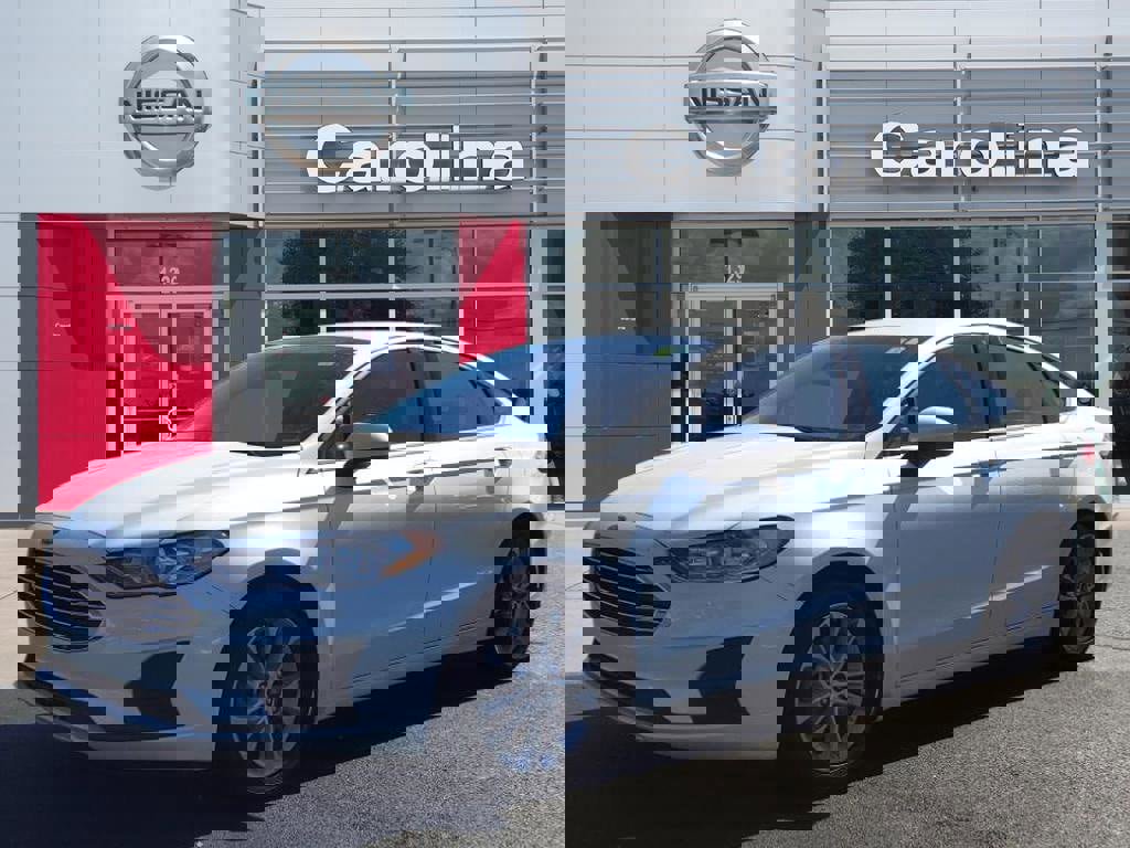 Used 2020 Ford Fusion SE image 3