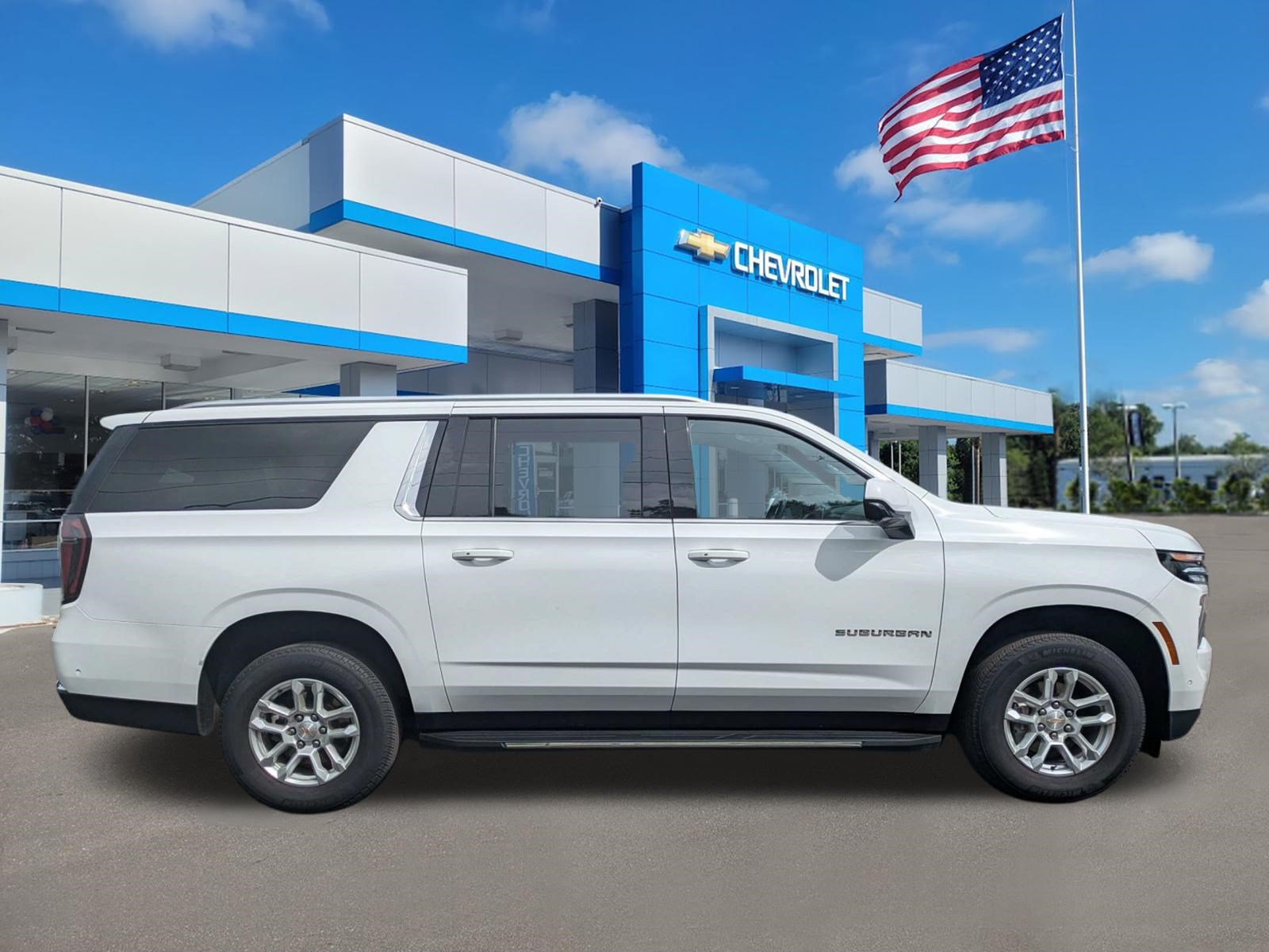 Used 2025 Chevrolet Suburban LT AWD/4WD image 2