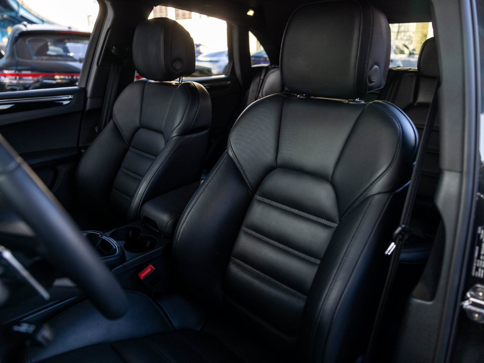 Certified 2026 Porsche Macan AWD/4WD image 5
