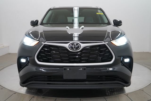 Used 2023 Toyota Highlander XLE image 2