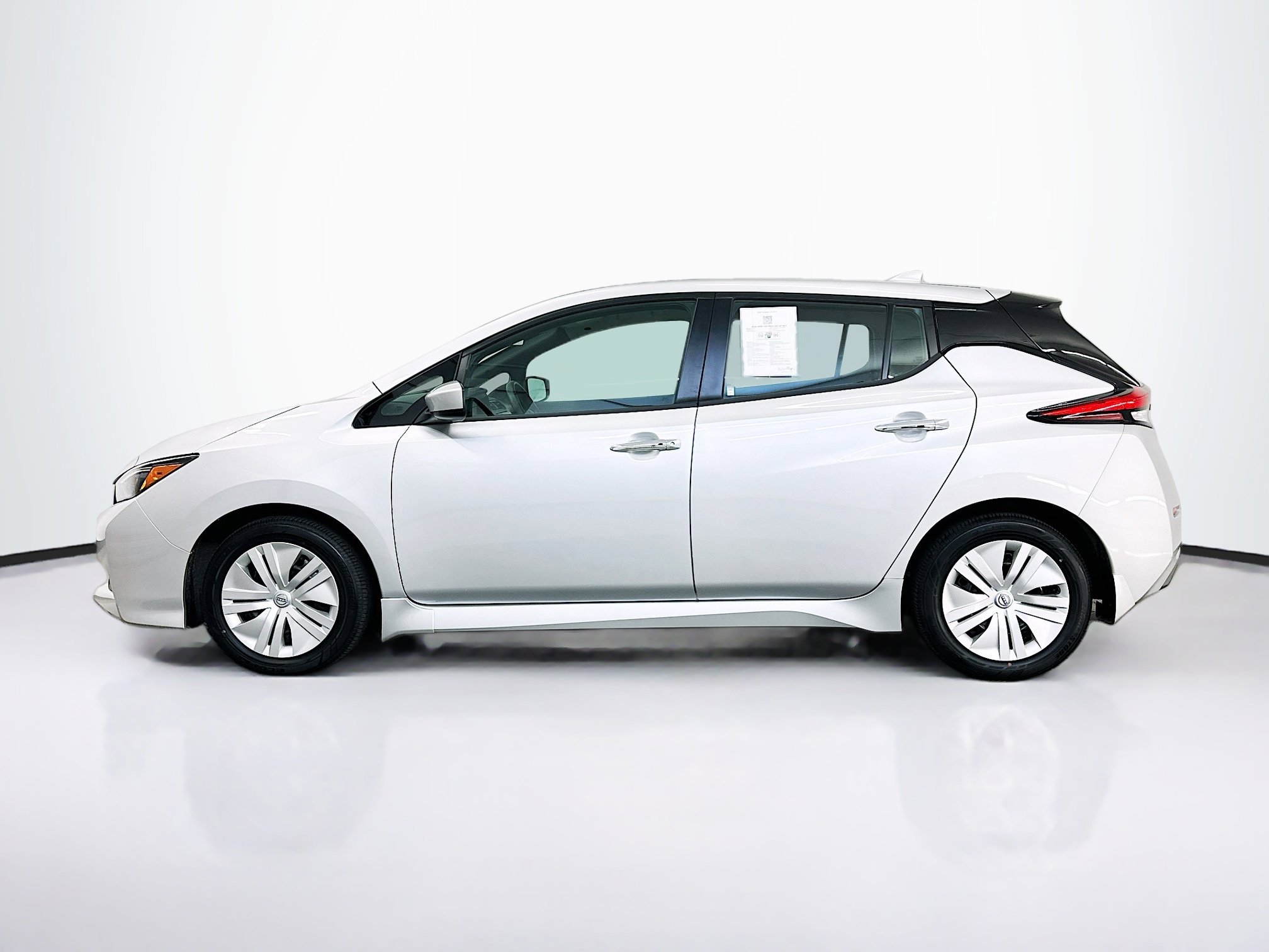 Used 2024 Nissan Leaf S image 4