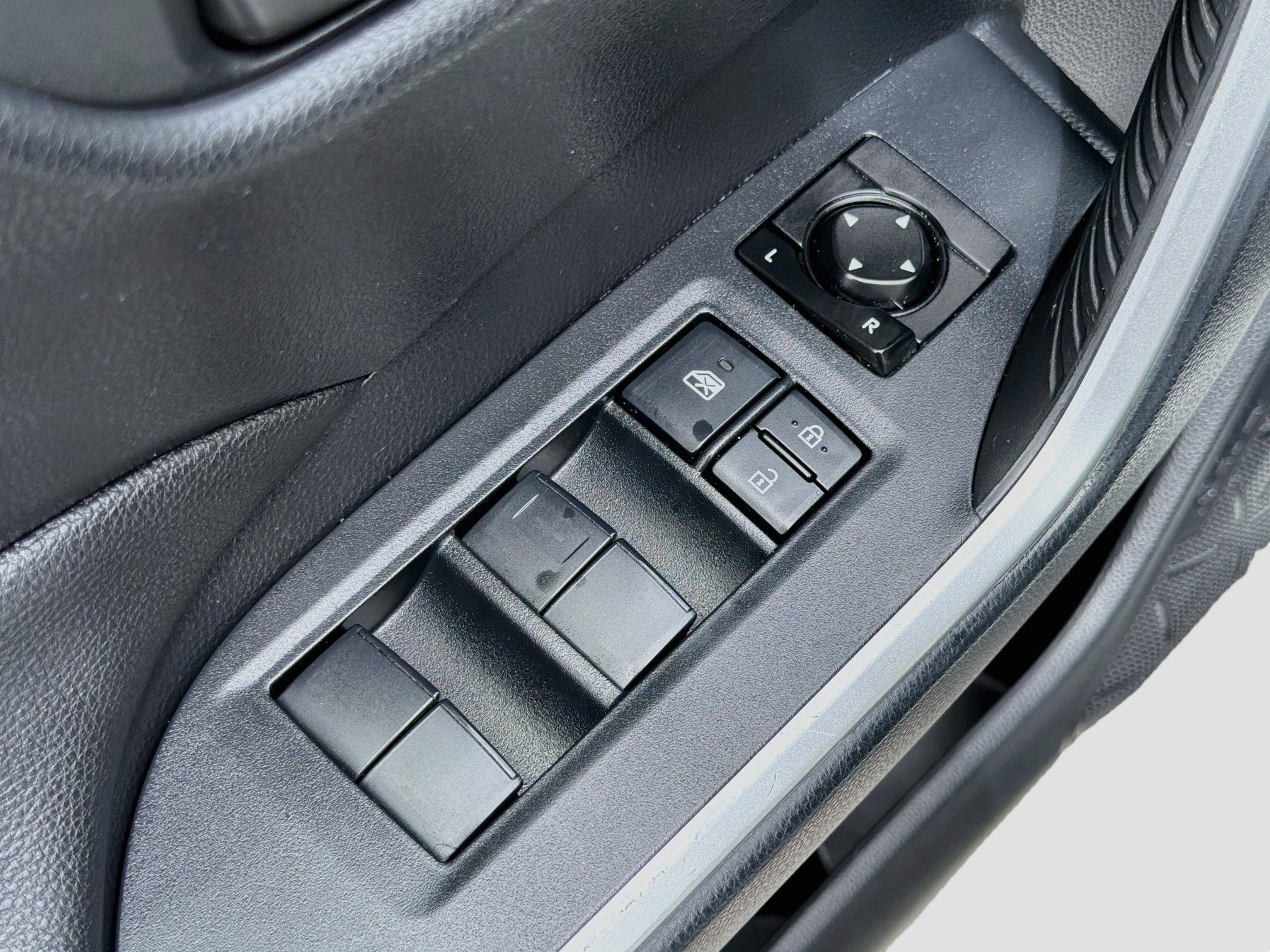 Used 2019 Toyota RAV4 LE FWD image 21