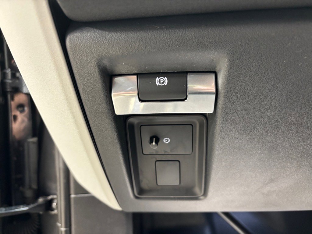 Used 2023 Land Rover Defender 130 X-Dynamic SE image 21