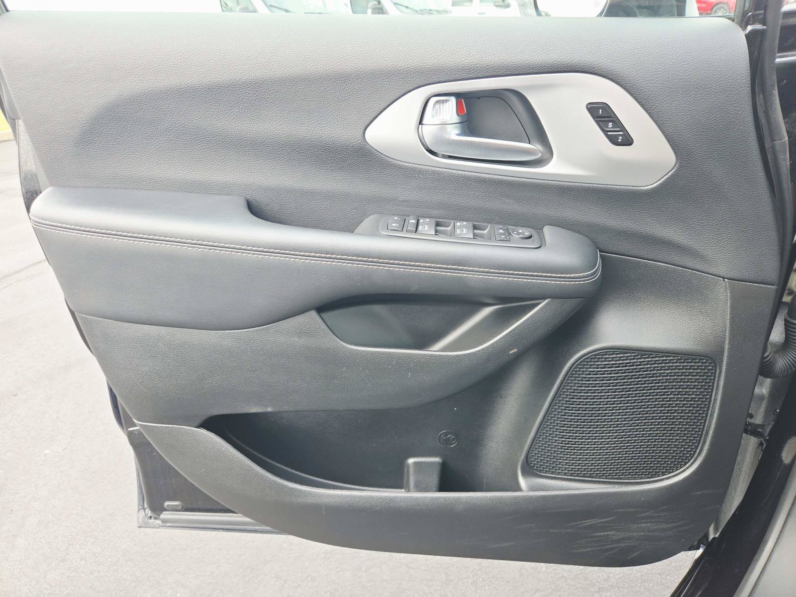 Used 2025 Chrysler Pacifica Limited FWD image 39