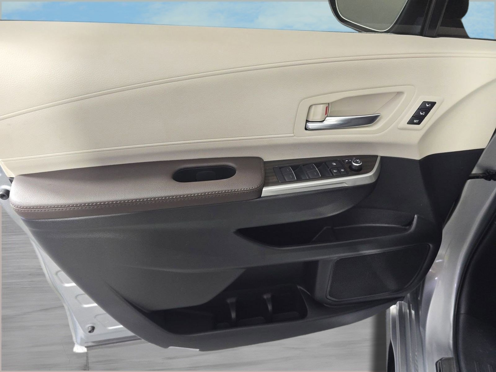 Used 2024 Toyota Sienna Platinum image 12