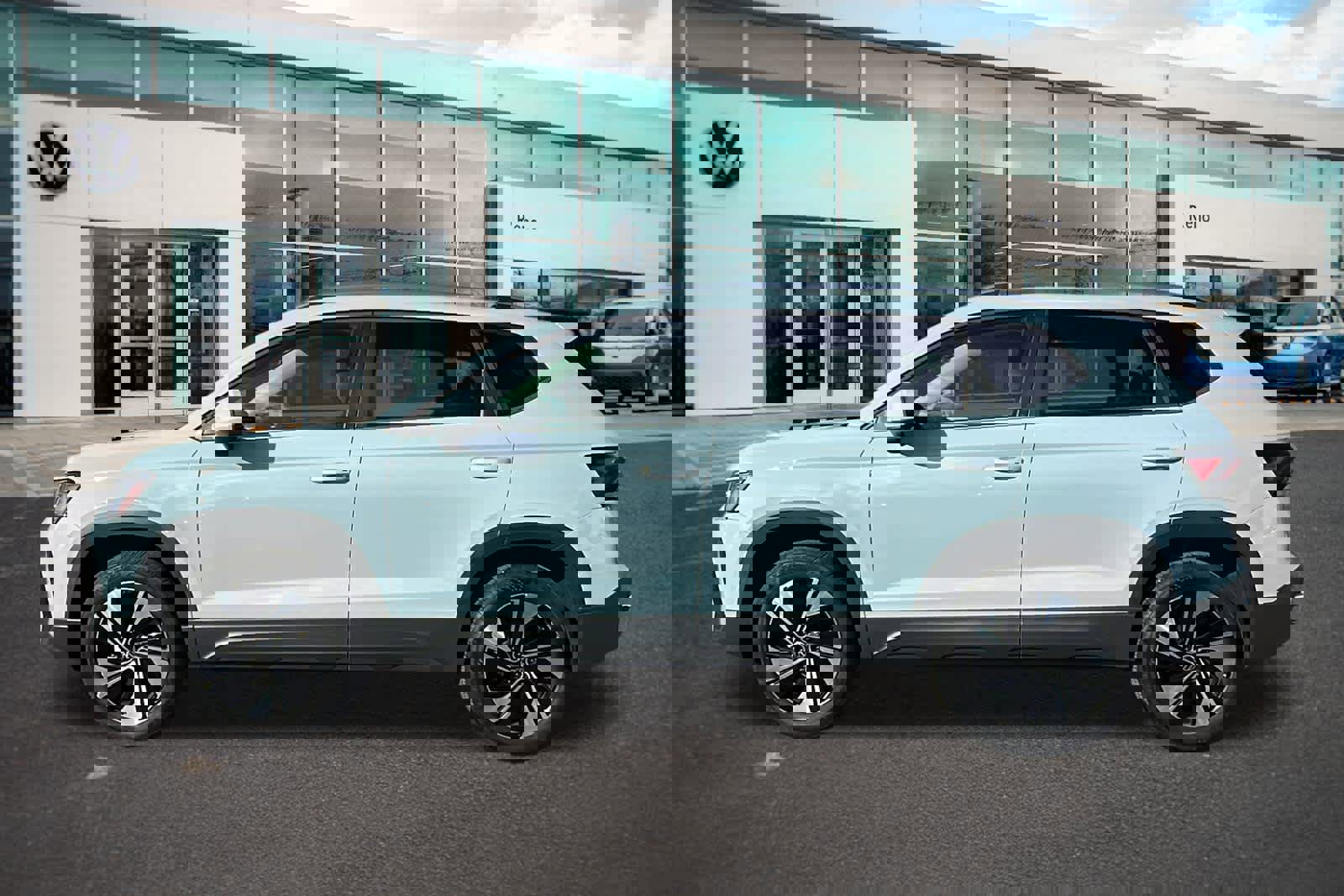 Used 2025 Volkswagen Taos SE w/ Panoramic Sunroof Package image 8