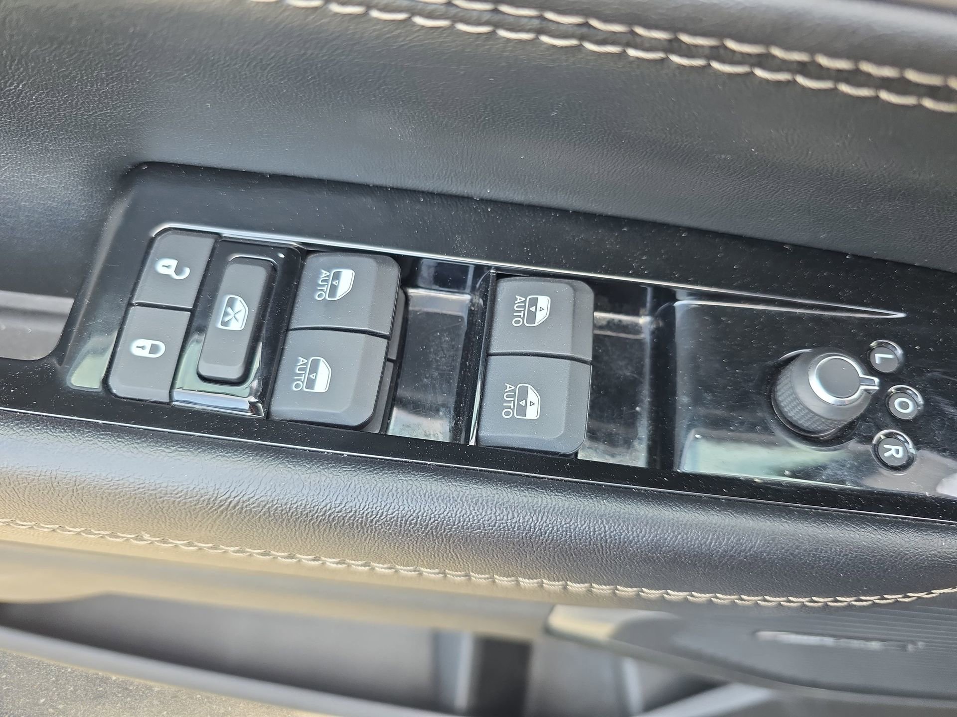 Used 2024 Jeep Wagoneer L Series II RWD image 26