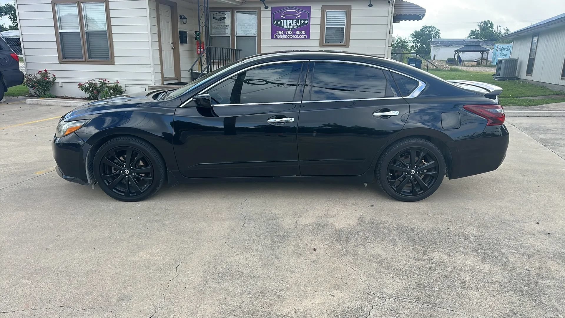 Used 2017 Nissan Altima 2.5 SR w/ Midnight Edition Package FWD image 2