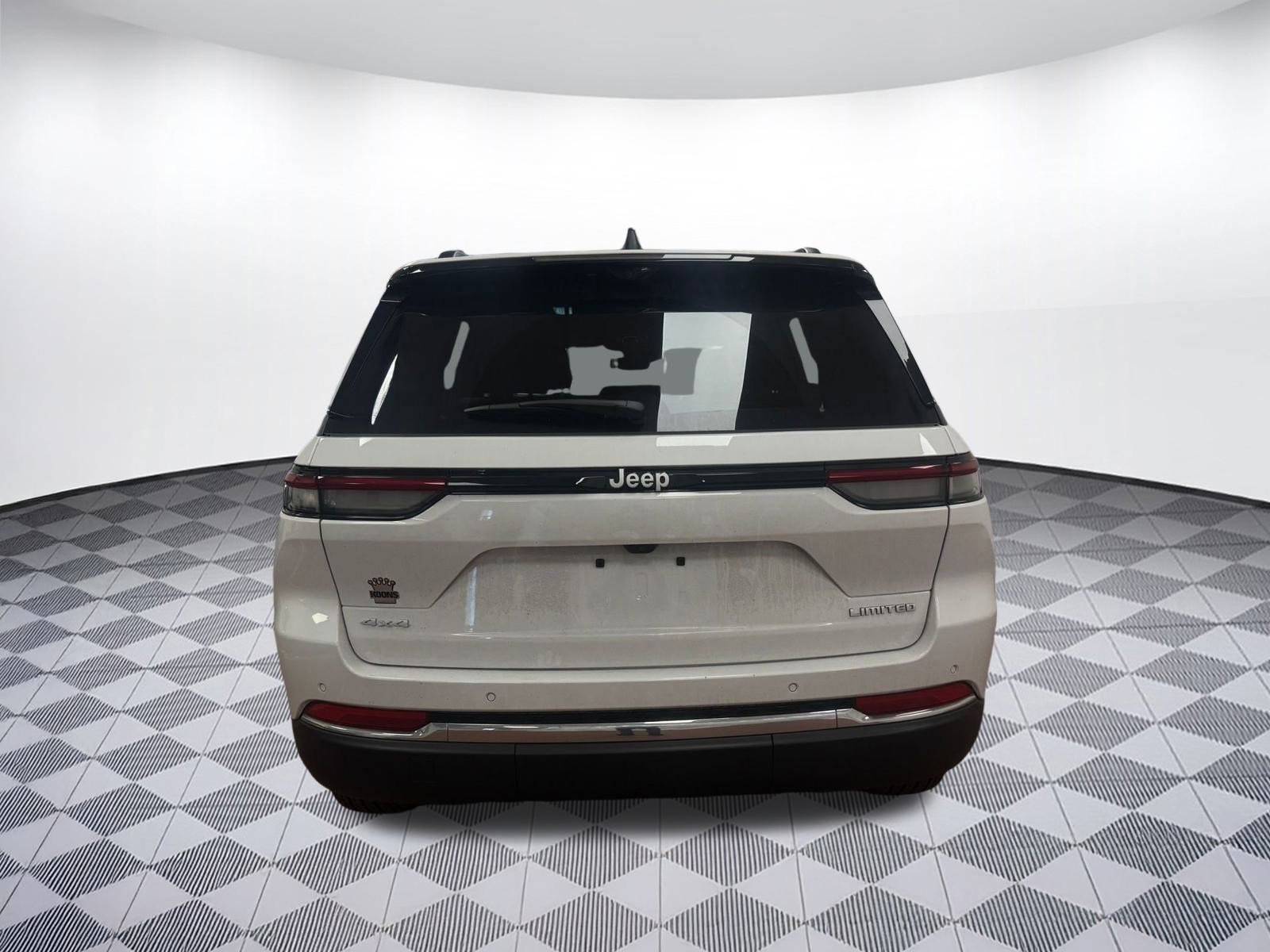 Used 2025 Jeep Grand Cherokee Limited w/ Luxury Tech Group II image 9