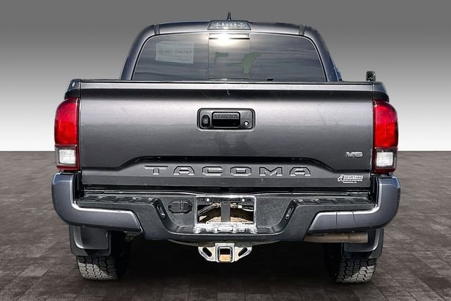 Used 2018 Toyota Tacoma TRD Sport image 4