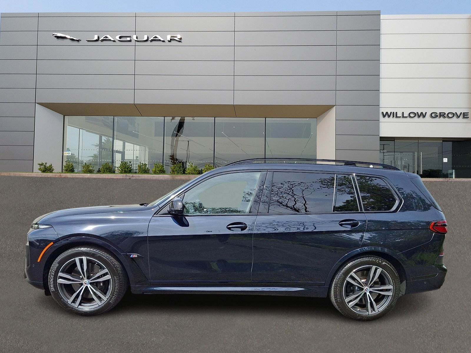 Used 2023 BMW X7 M60i w/ Executive Package AWD/4WD image 6