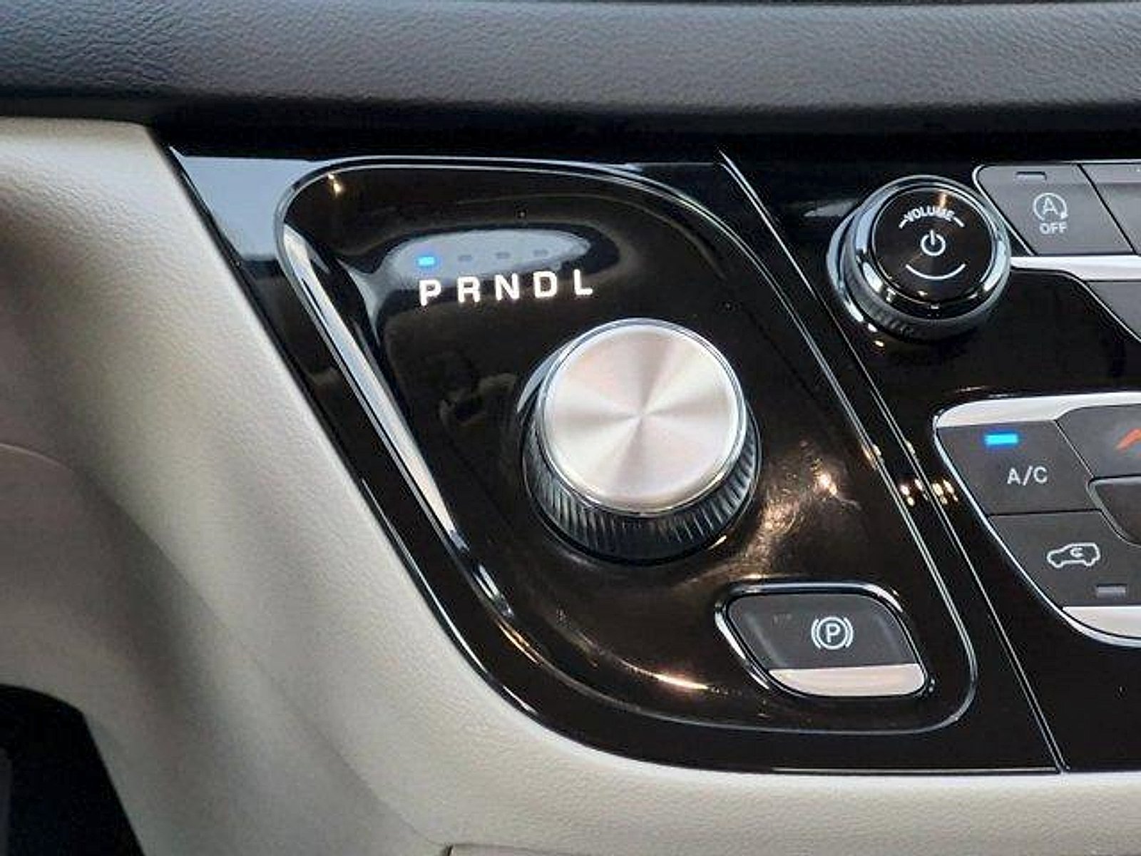 Used 2023 Chrysler Pacifica Touring-L FWD image 15