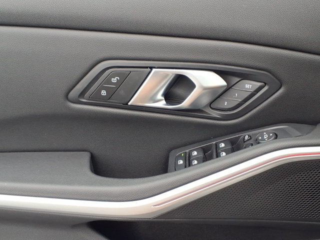 Used 2025 BMW 330i xDrive Sedan AWD/4WD image 25