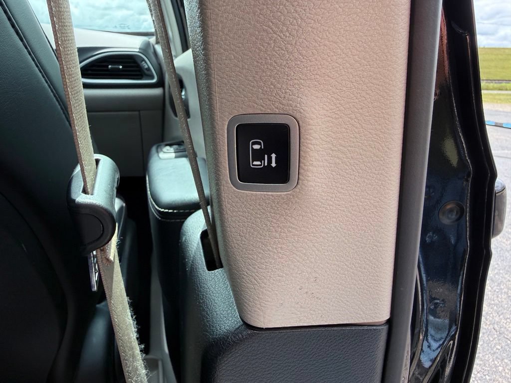 Used 2023 Chrysler Pacifica Touring-L FWD image 7
