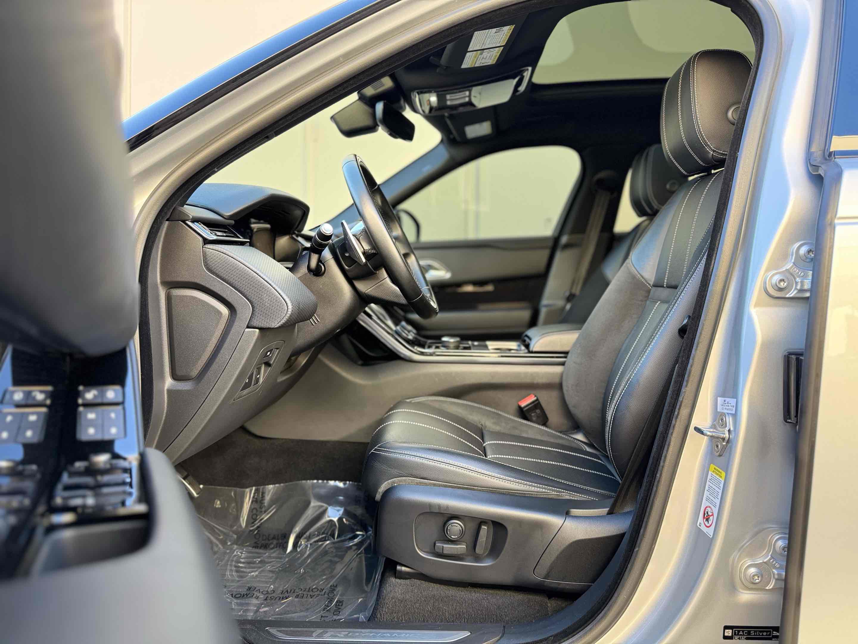 Used 2020 Land Rover Range Rover Velar R-Dynamic S image 4