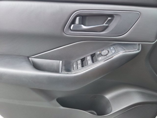 Used 2024 Nissan Rogue S FWD image 19