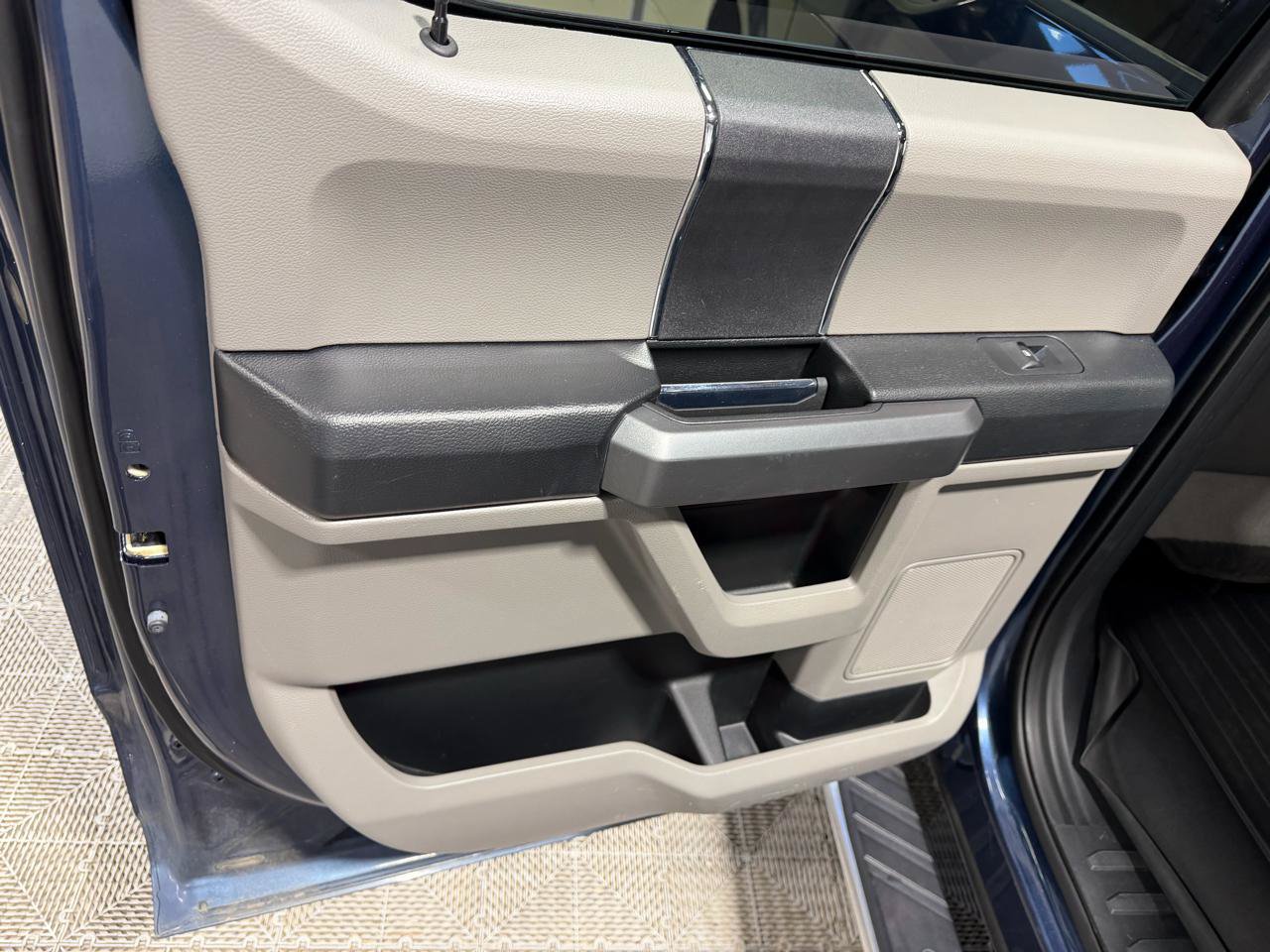 Used 2016 Ford F150 XLT AWD/4WD image 24