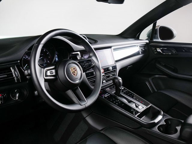 Certified 2026 Porsche Macan AWD/4WD image 4