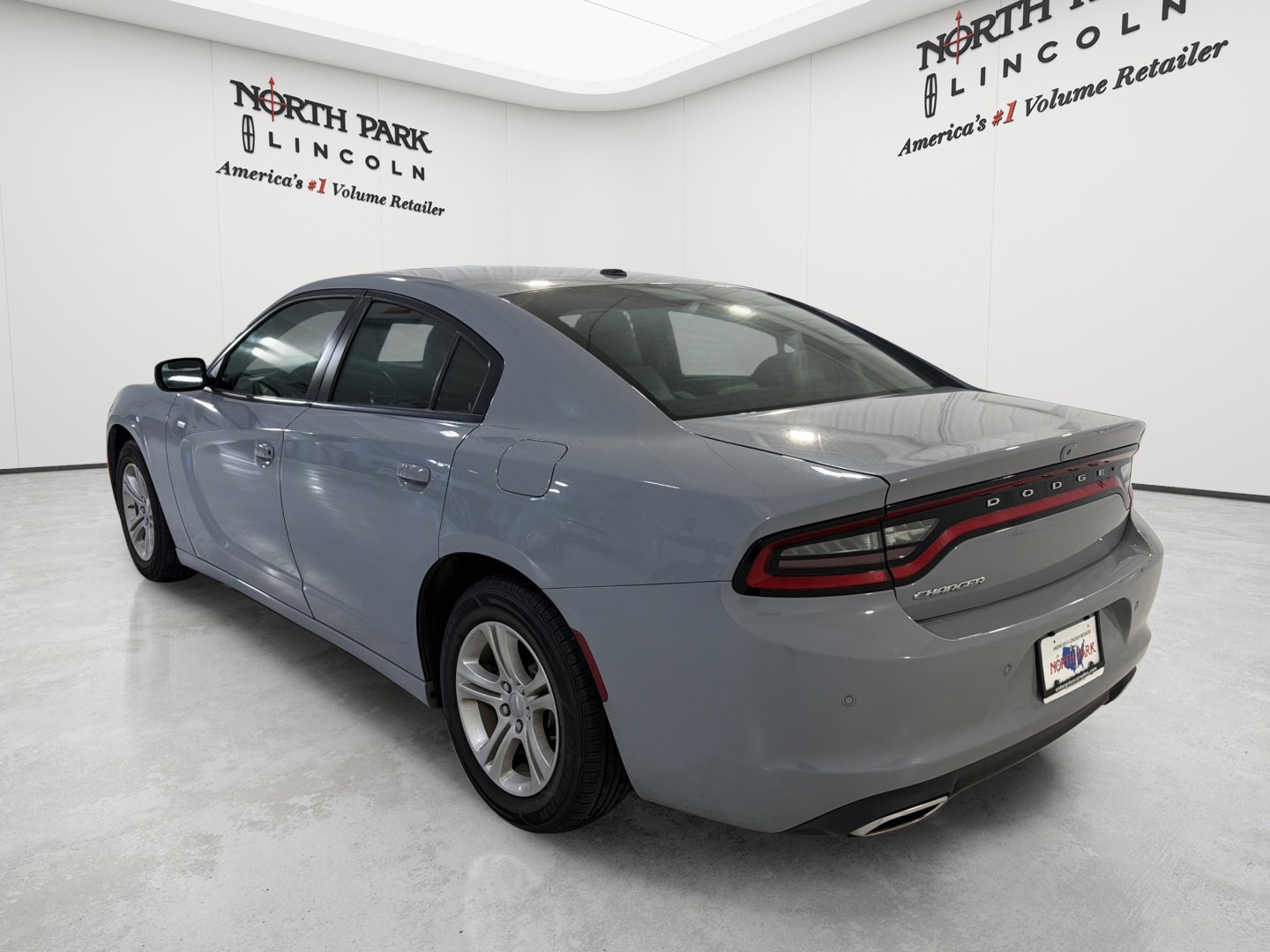 Used 2022 Dodge Charger SXT w/ Leather Interior Group RWD image 3