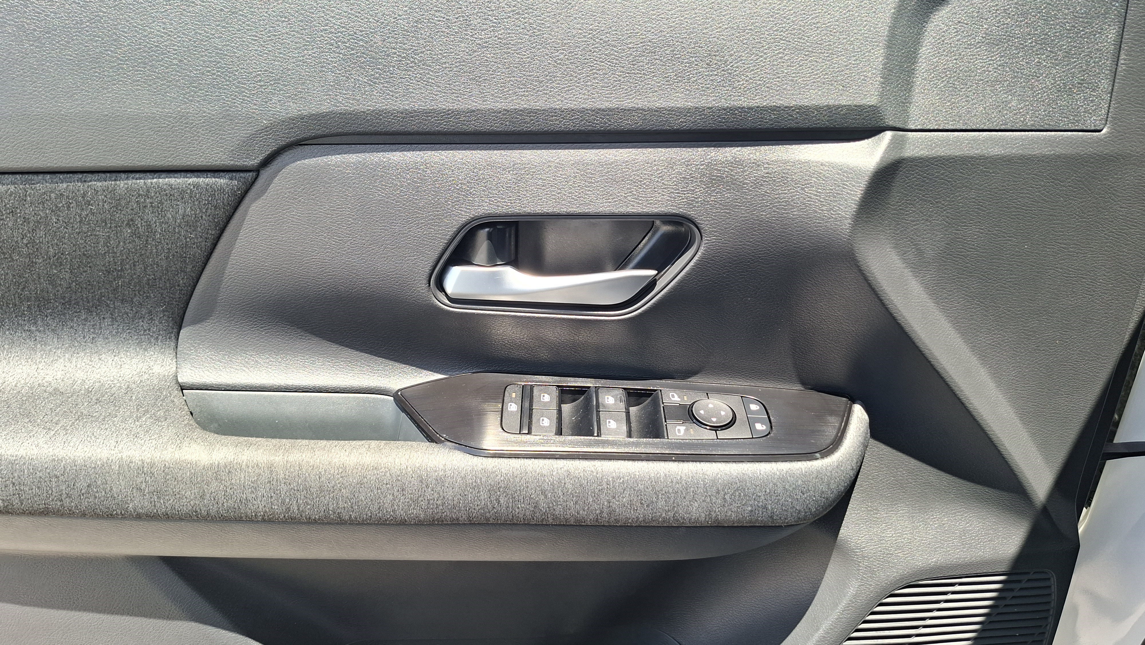 Certified 2025 Nissan Kicks SV FWD image 17