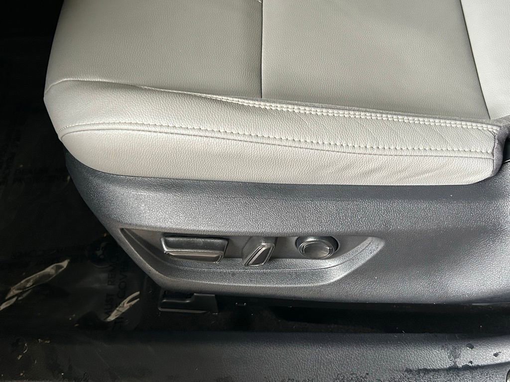 Used 2025 Toyota Camry SE w/ Convenience Package FWD image 17