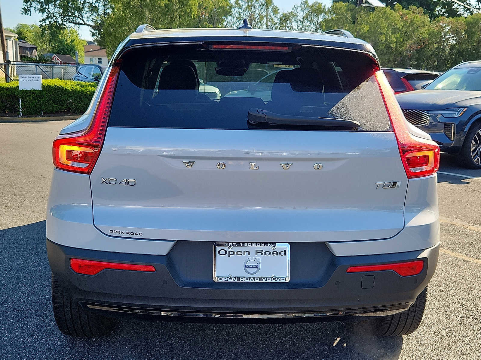 Used 2022 Volvo XC40 T5 R-Design w/ Advanced Package AWD/4WD image 5