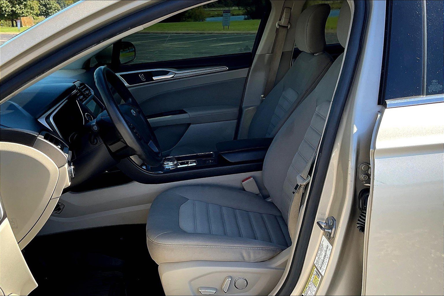 Used 2019 Ford Fusion SE image 7