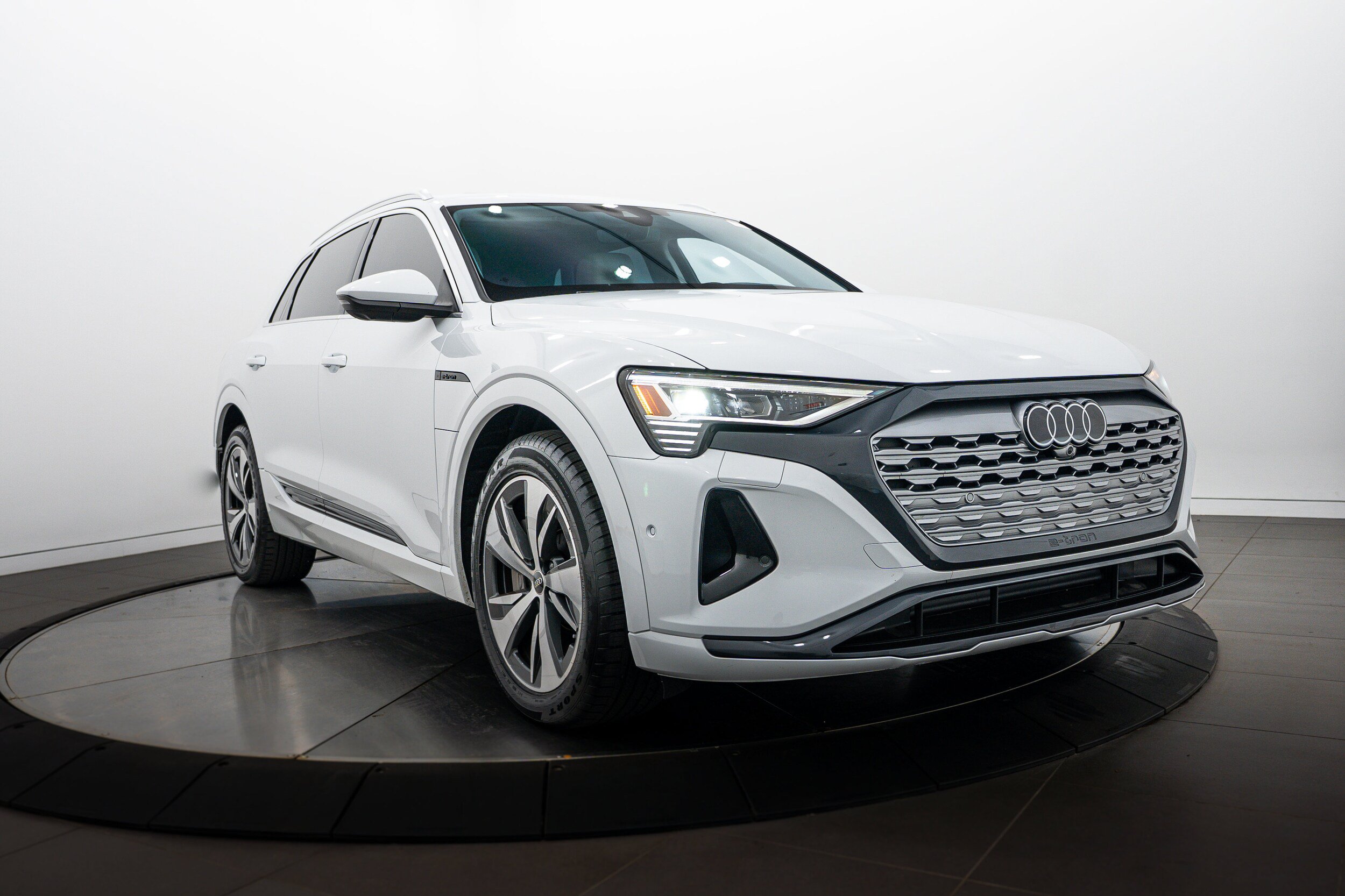 Certified 2024 Audi Q8 e-tron Premium Plus w/ Premium Plus Package AWD/4WD image 2