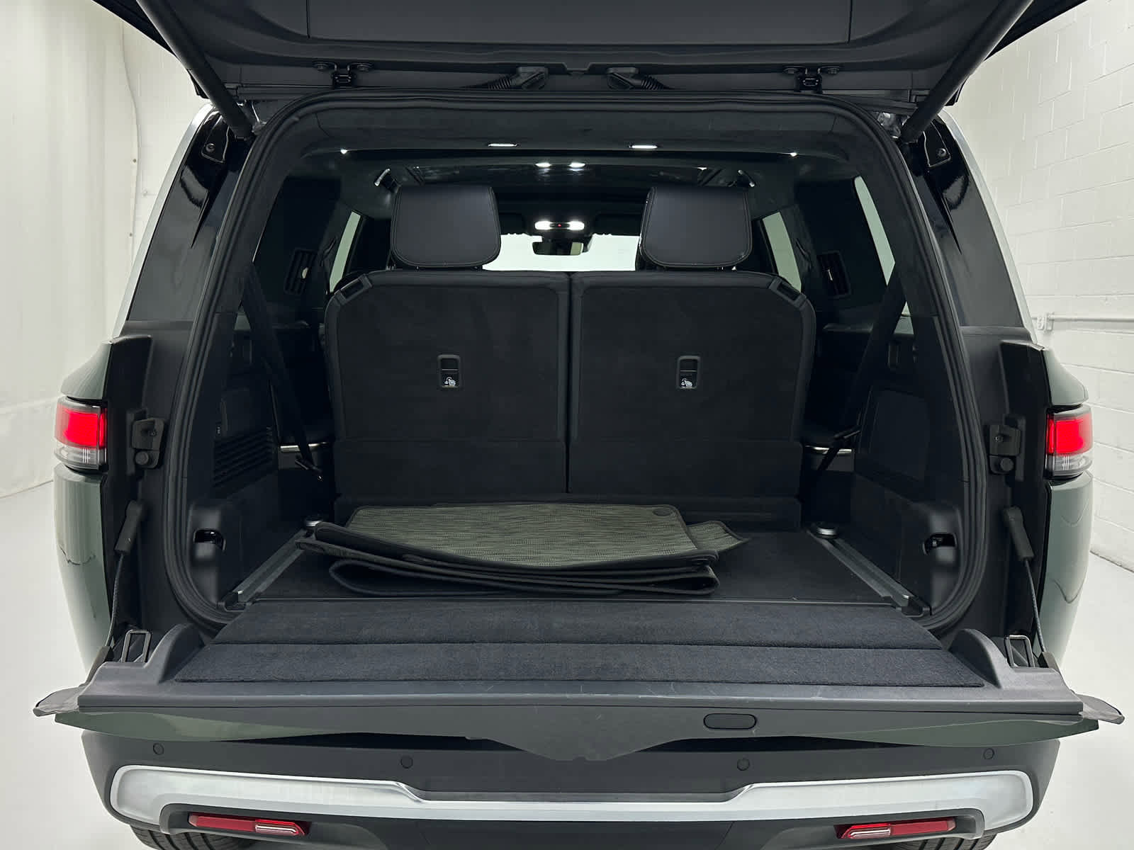 Used 2024 Rivian R1S Adventure image 42