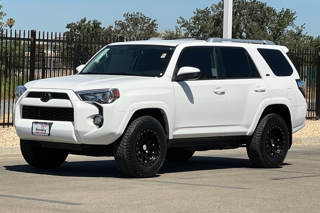 Certified 2018 Toyota 4Runner SR5 AWD/4WD image 10