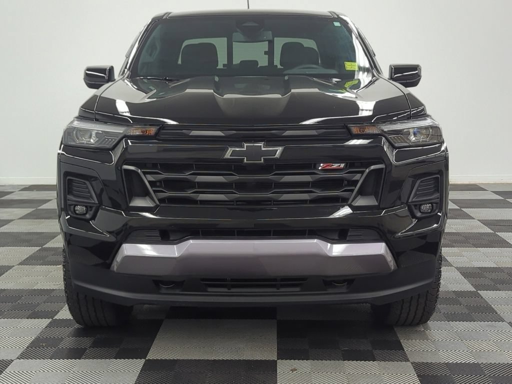 Used 2025 Chevrolet Colorado Z71 w/ Midnight Edition AWD/4WD image 2