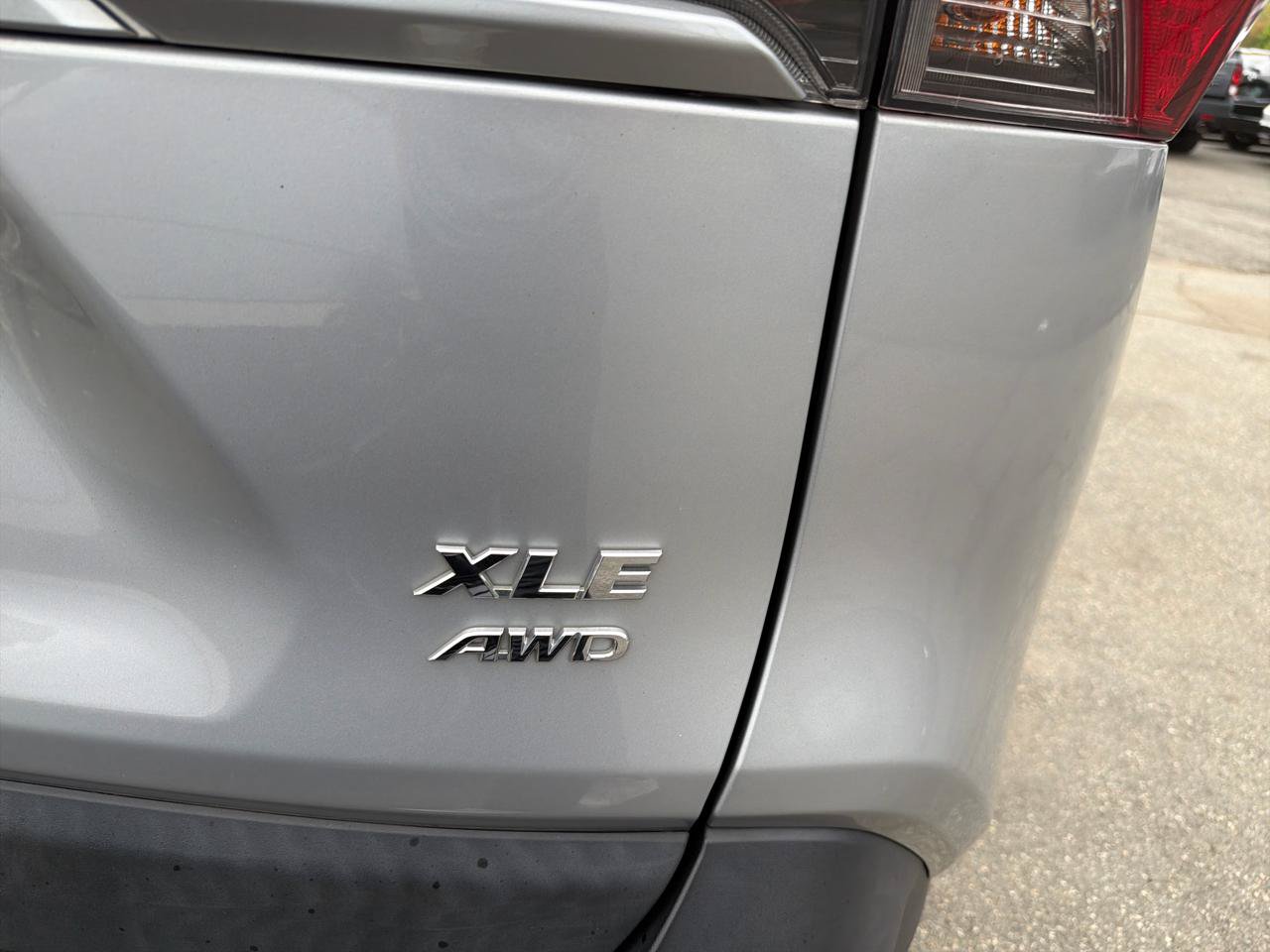 Used 2019 Toyota RAV4 XLE w/ Convenience Package AWD/4WD image 9