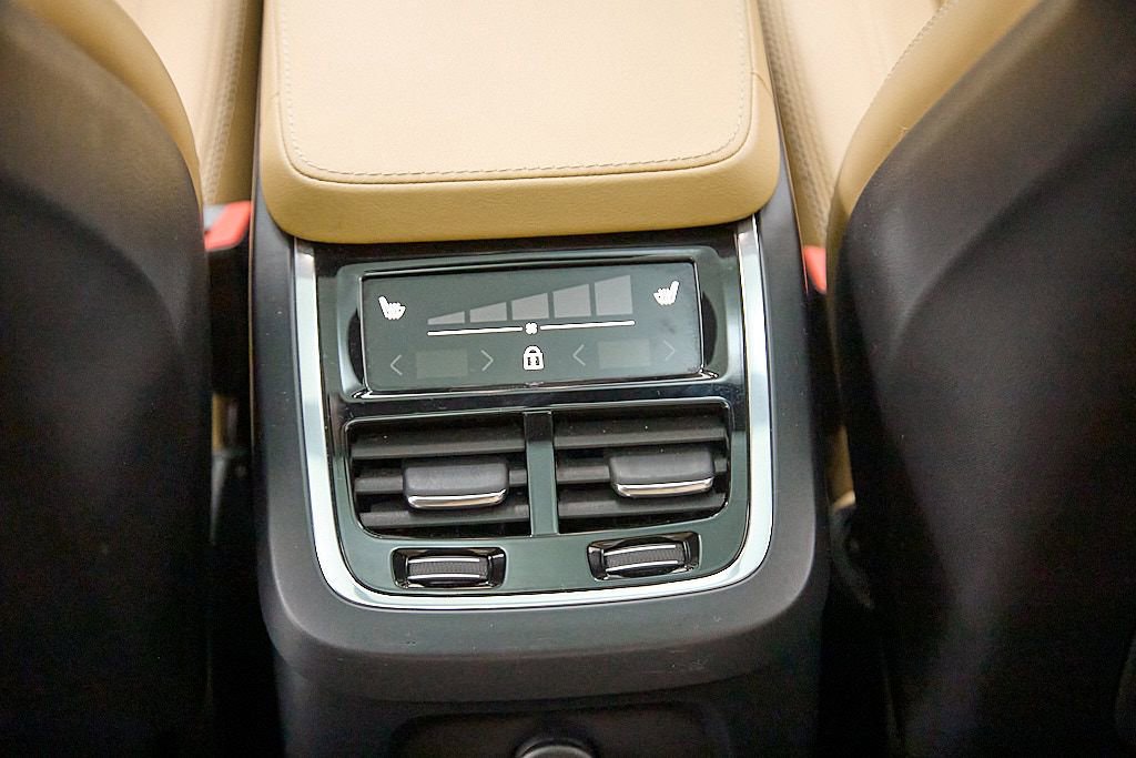 Certified 2023 Volvo XC90 T8 Ultimate w/ Protection Package Premier image 24