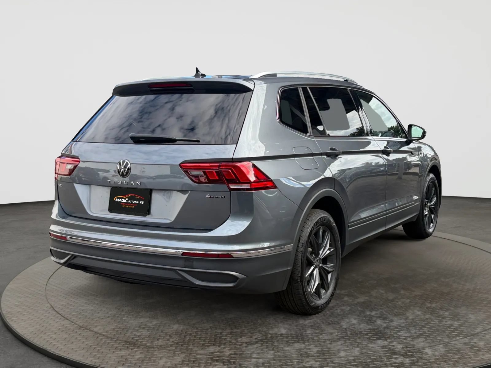 Used 2024 Volkswagen Tiguan SE w/ Panoramic Sunroof Package AWD/4WD image 10