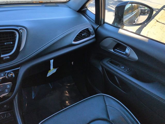 Used 2023 Chrysler Pacifica Limited w/ Uconnect Theater Family Group image 19
